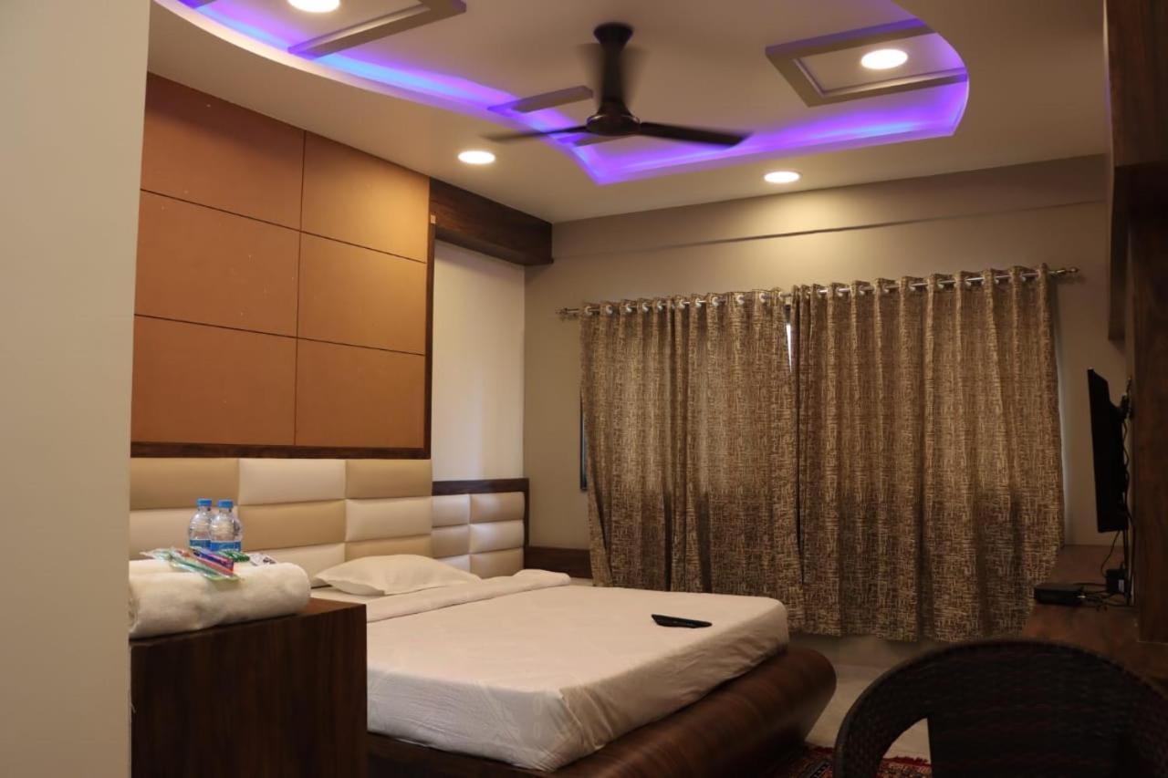 Pawan Executive Tuljapur 外观 照片