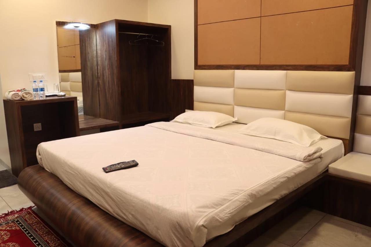 Pawan Executive Tuljapur 外观 照片