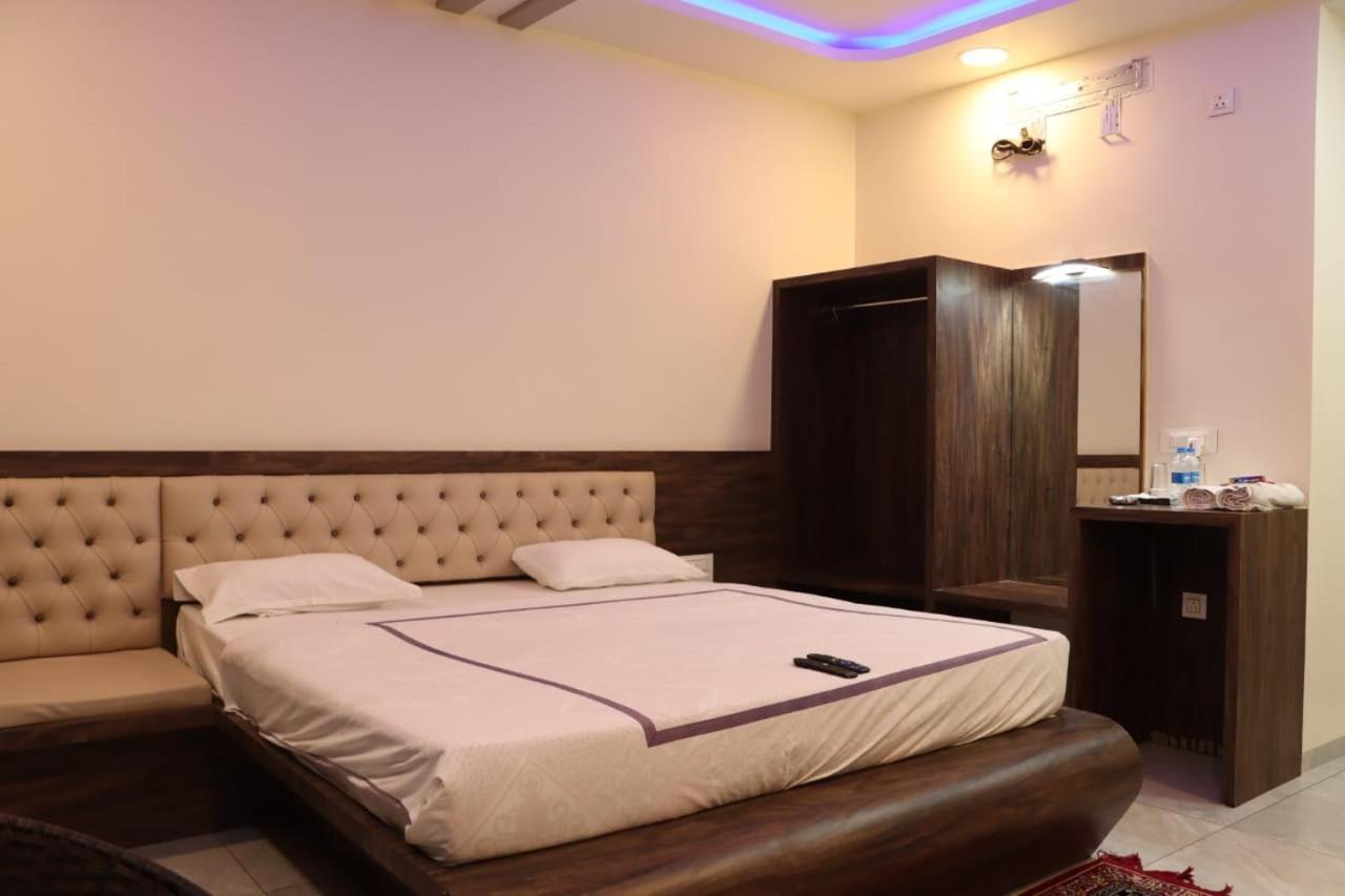 Pawan Executive Tuljapur 外观 照片