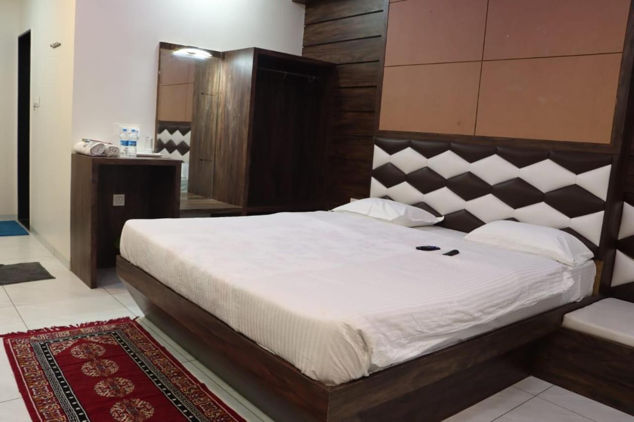 Pawan Executive Tuljapur 外观 照片
