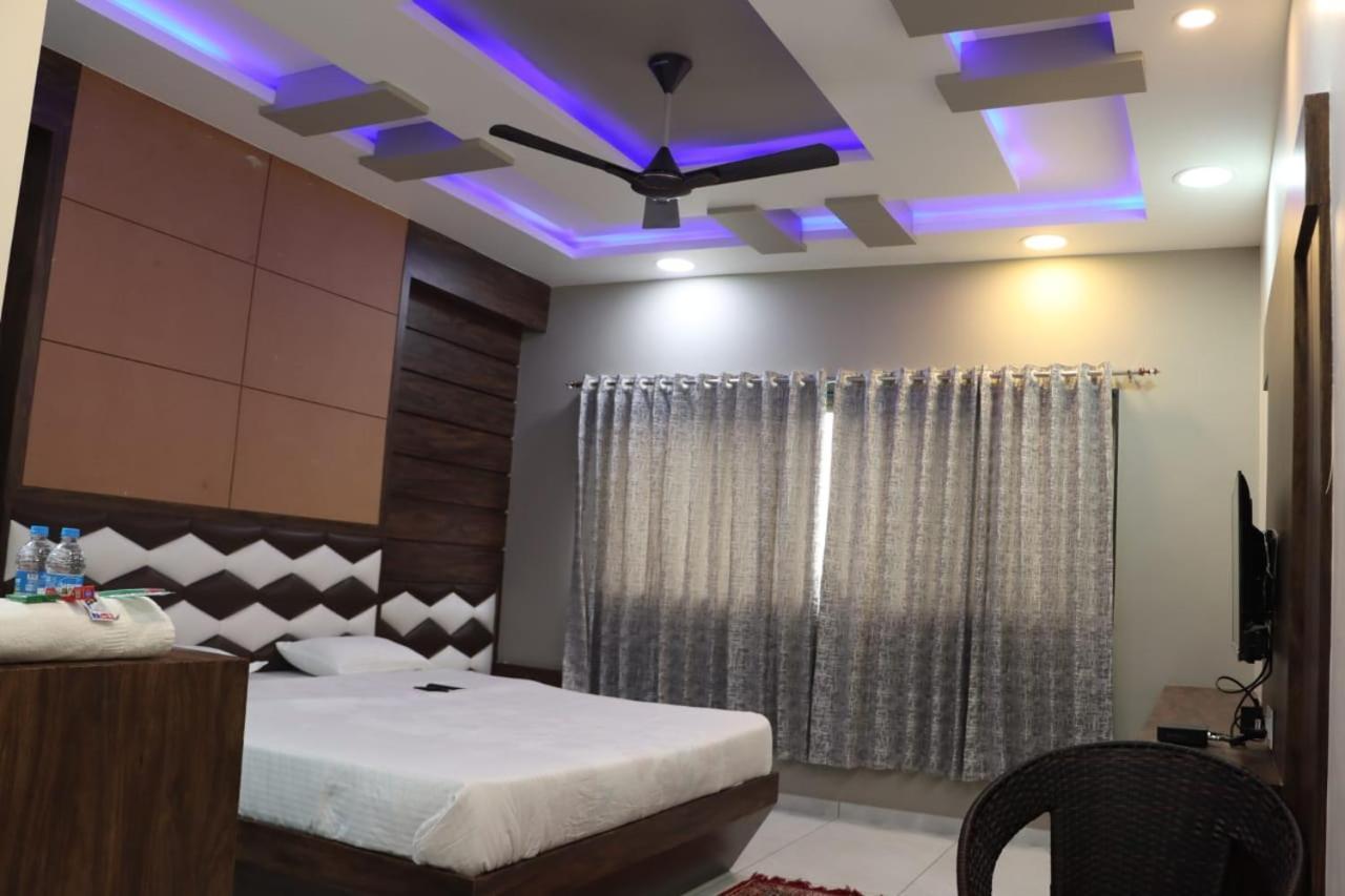 Pawan Executive Tuljapur 外观 照片