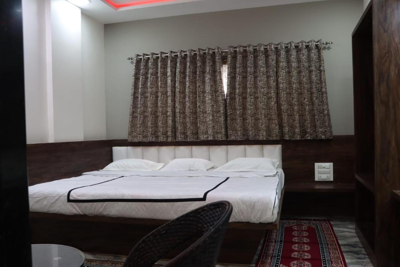 Pawan Executive Tuljapur 外观 照片