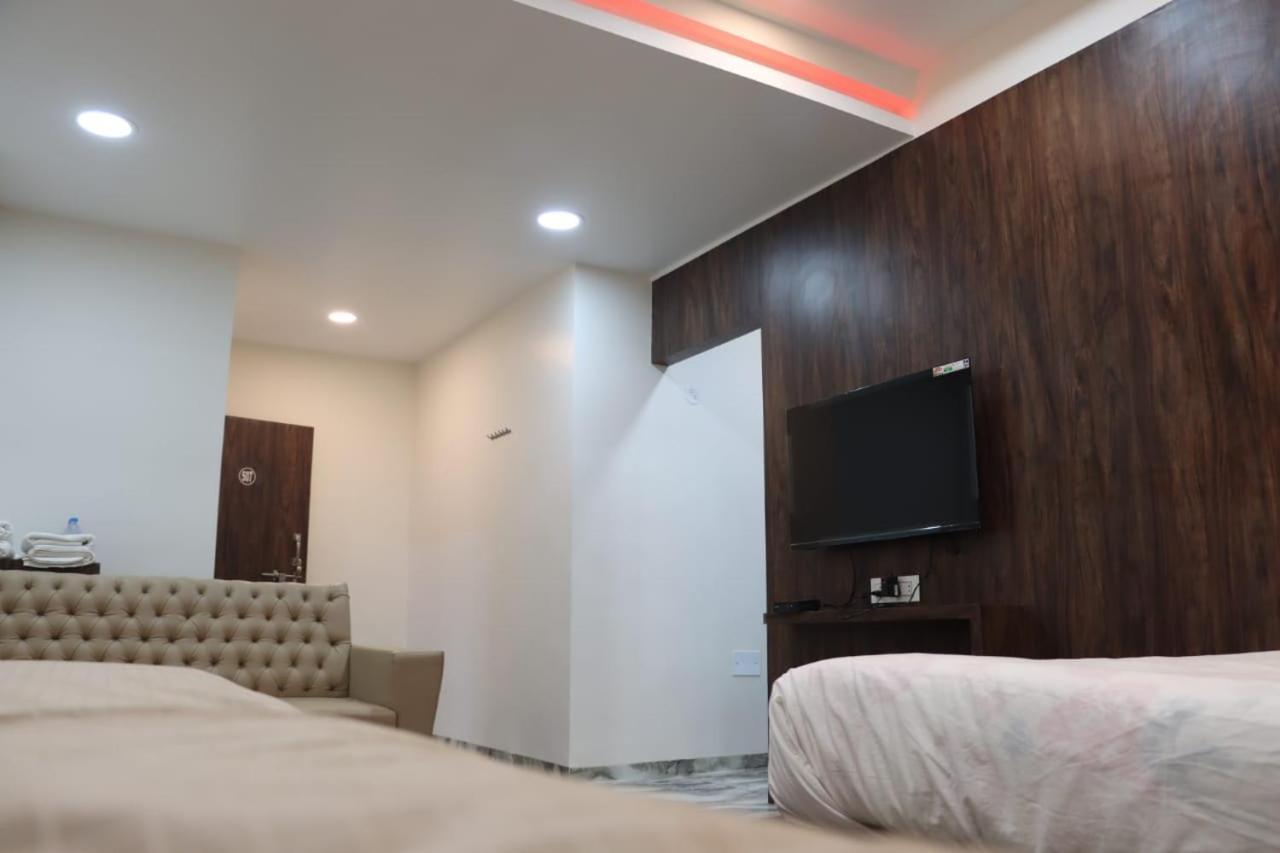 Pawan Executive Tuljapur 外观 照片
