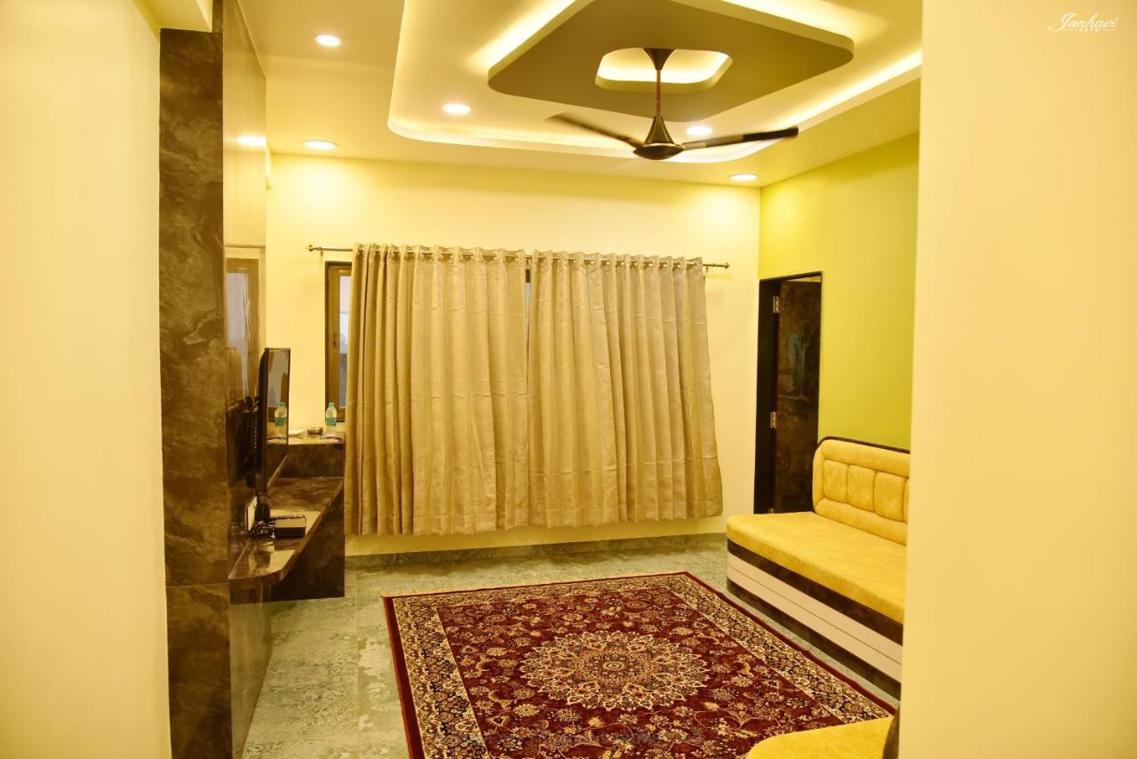 Pawan Executive Tuljapur 外观 照片